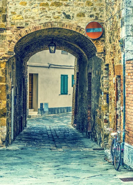Fiets door een onderdoorgang in Toscane — Stockfoto