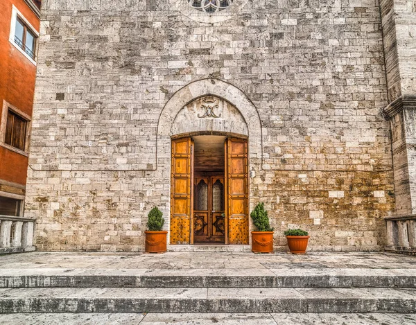 San Francesco church entrance in San Quirico d'Orci — Stock Photo, Image