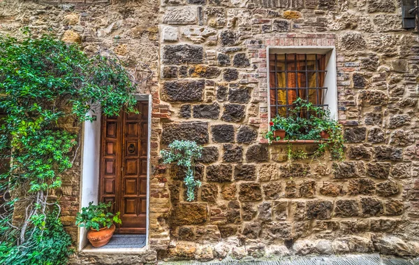Rustikale Fassade eines Hauses in der Toskana — Stockfoto