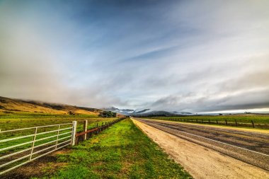 Pacific Coast Highway üzerinde bulutlu gökyüzü
