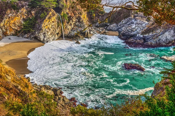 Mcway falls in Big Sur state park — Stockfoto