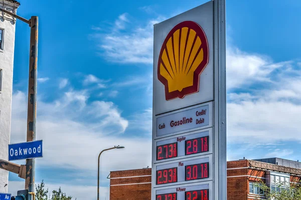 Shell ár hirdetőtáblán a Oakwood avenue — Stock Fotó