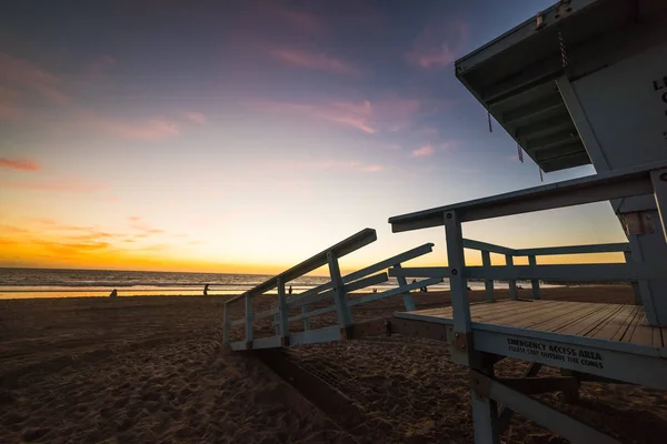 Cabaña de salvavidas en la playa de Santa Mónica al atardecer — Foto de Stock