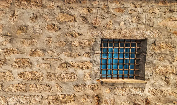 サルデーニャ島で壁の小窓と素朴な — ストック写真