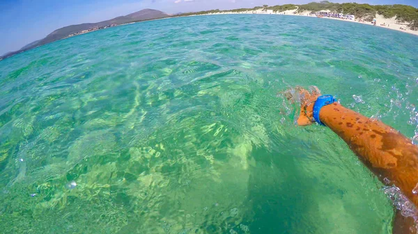 Hombre nadando en agua turquesa Alghero —  Fotos de Stock