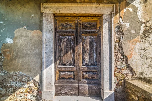 Деревенская дверь в Монтекатини — стоковое фото