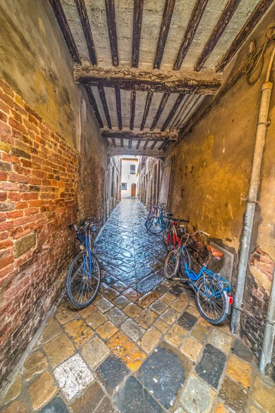 Bicicletas em uma passagem subterrânea de pedra — Fotografia de Stock