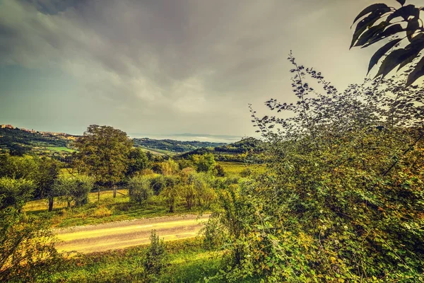 Nubes oscuras sobre el campo Toscana — Foto de Stock