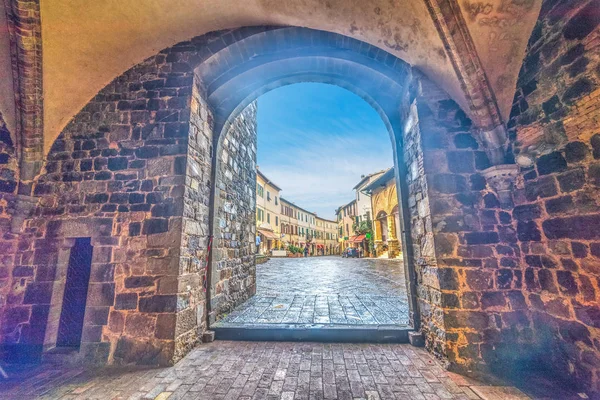 Rustikaler Bogen in einem kleinen Dorf in der Toskana — Stockfoto