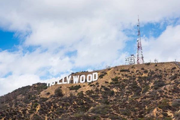 Hollywood segno sotto un cielo nuvoloso — Foto Stock