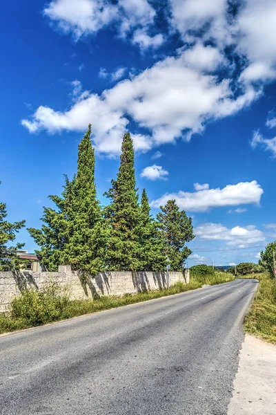 Wolken über einer Landstraße in Sardinen — Stockfoto