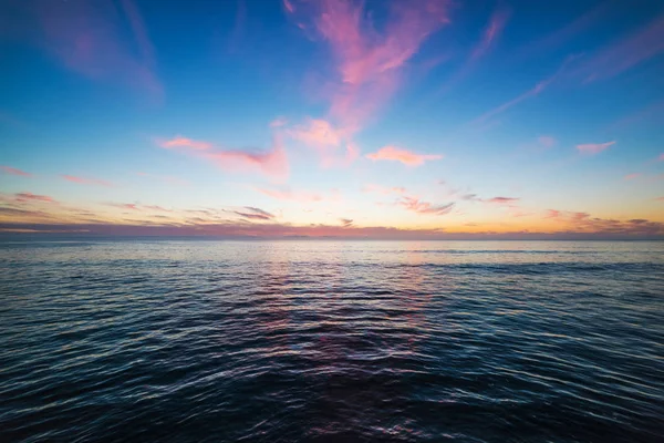 Cielo colorido sobre Pacific Beach al atardecer — Foto de Stock