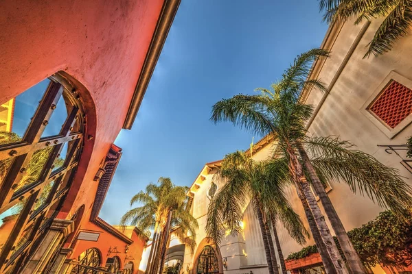 Malowniczymi budynkami w Santa Barbara o zachodzie słońca — Zdjęcie stockowe