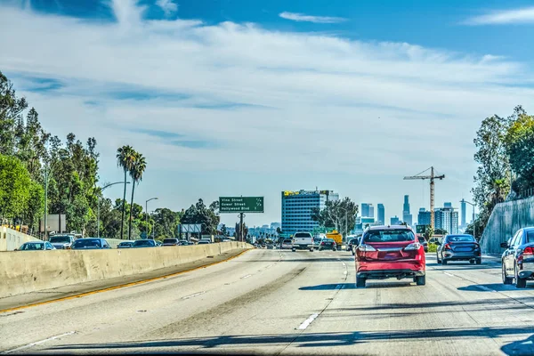 Verkehr in los angeles an einem bewölkten Tag — Stockfoto