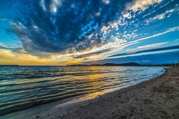 Modré a žluté nebe nad moře při západu slunce — Stock fotografie