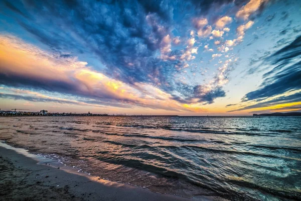 Nuvole colorate sul mare al tramonto — Foto Stock