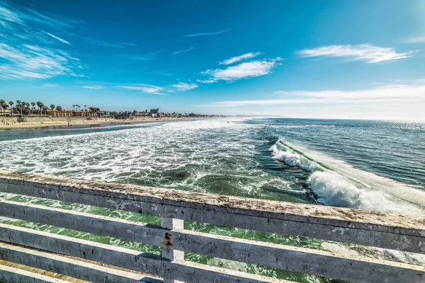 Waves in Pacific beach — Stock Photo, Image