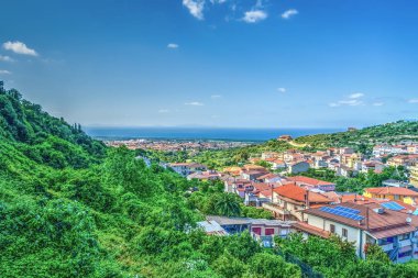 Yukarıda da görüleceği Sardunyalı küçük kasaba