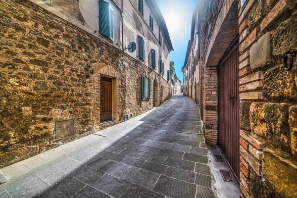 Enge straße in montalcino — Stockfoto