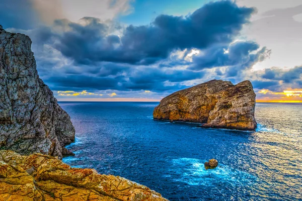 Céu dramático sobre a ilha de Foradada ao pôr do sol — Fotografia de Stock