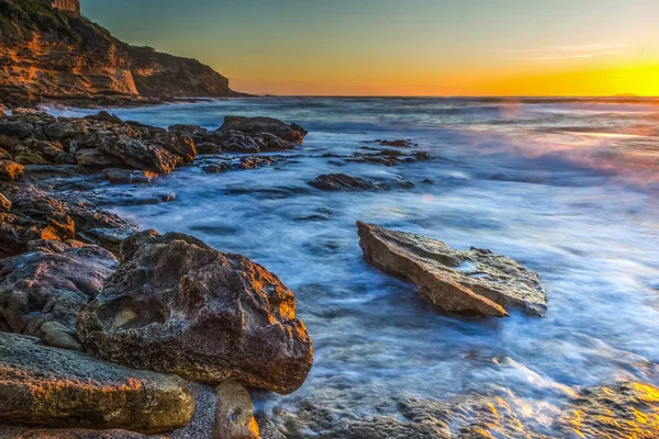 Riva rocciosa al tramonto — Foto Stock