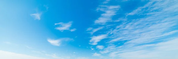 Błękitne niebo i chmura pierzasta chmury — Zdjęcie stockowe