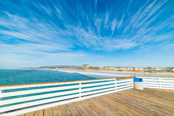 Fából készült terasz a tenger Pacific Beach — Stock Fotó