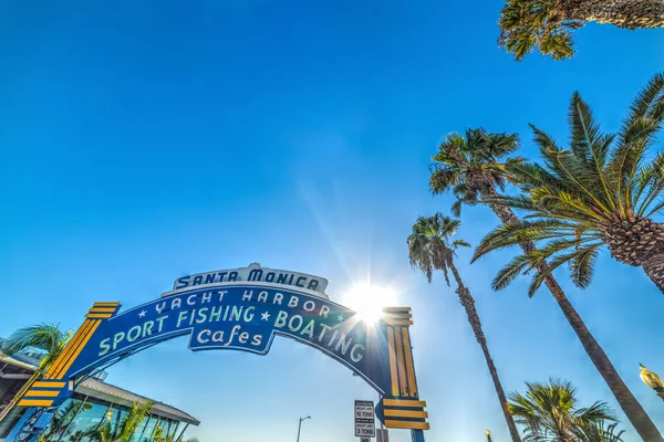 Välkomnande Arch i Santa Monica hamn — Stockfoto