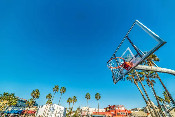 Basketbal hoepel met ocean front walk op de achtergrond — Stockfoto