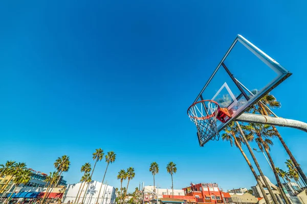 Arco de basquete com frente mar passeio no fundo — Fotografia de Stock