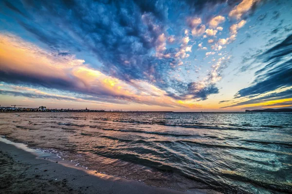 Barevné mraky nad mořem na sunse — Stock fotografie