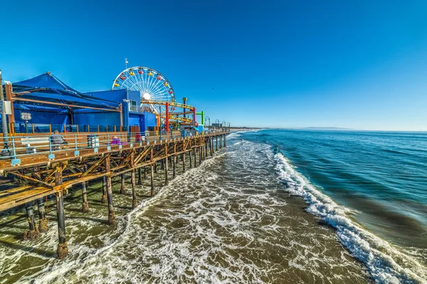 Egy napsütéses napon a Santa Monica pier — Stock Fotó