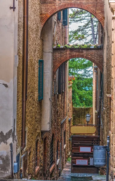 Bogen in een klein steegje in Toscane — Stockfoto