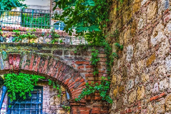 Detalle de un antiguo arco en Toscana — Foto de Stock