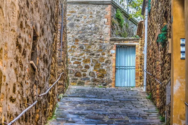 Enge Gasse in der Toskana — Stockfoto