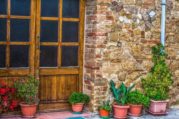 Macetas junto a una puerta rústica en Toscana — Foto de Stock