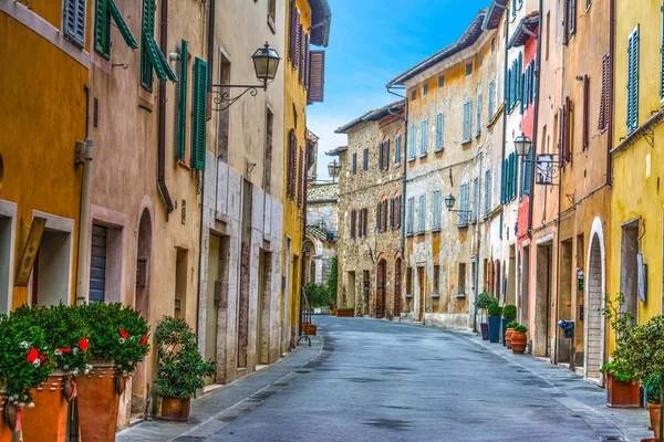 Rua colorida na Toscana — Fotografia de Stock