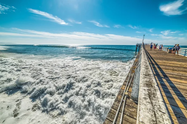 Muelle de la playa del Pacífico en un da soleado —  Fotos de Stock