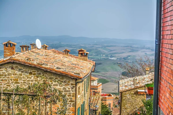 Antico tetto in una piccola città della Toscana — Foto Stock