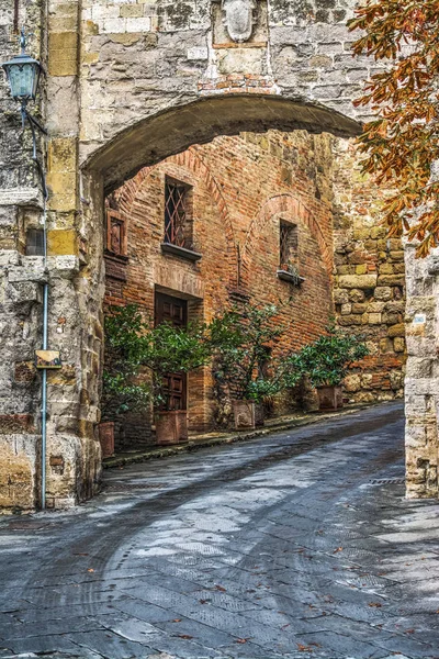 Toskana bölgesindeki eski bir şehirde kemer — Stok fotoğraf