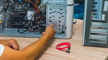 Bilgisayarı tamir eden adam 