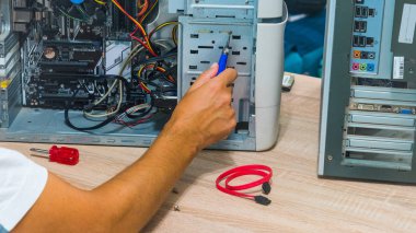 bir bilgisayar onarım teknisyeni