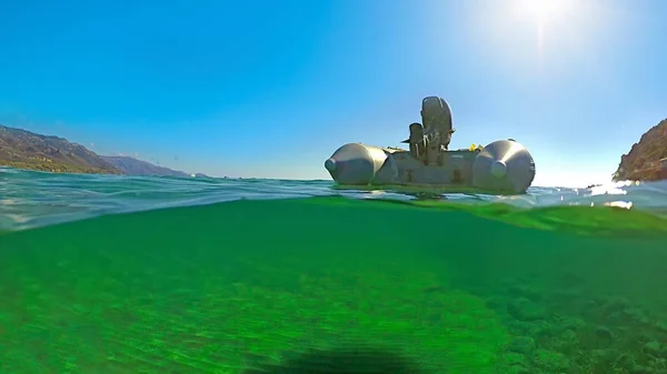 Раздельный подводный вид на резиновую лодку — стоковое фото