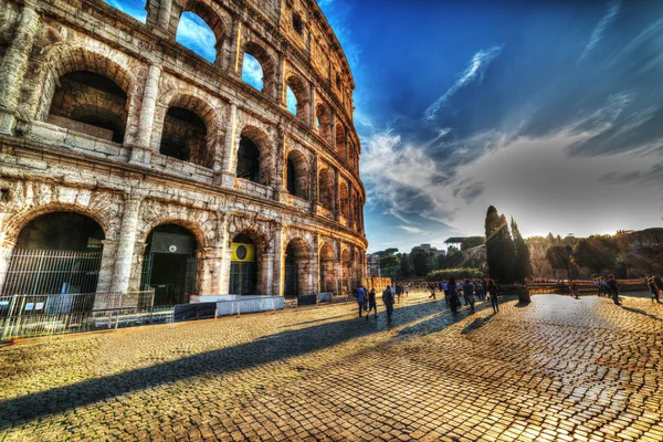 Coliseo famoso en Roma al atardecer — Foto de Stock