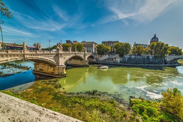 ヴィットーリオ ・ エマヌエーレ 2 世のローマのテベレ川橋 — ストック写真
