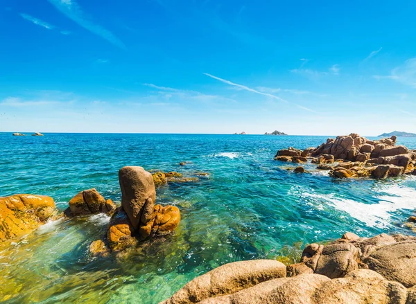 Rotsen en blauwe zee in Santa Maria Navarra — Stockfoto