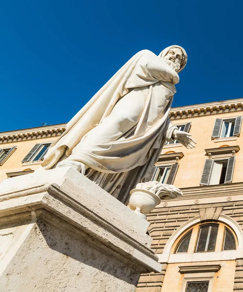 Allegorical winter statue in Piazza del Popolo — Stock Photo, Image