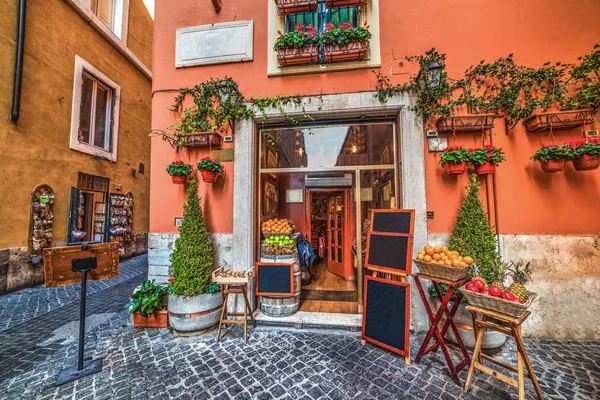 Живописный фруктовый магазин в Риме — стоковое фото