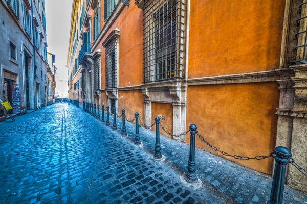 Узкая улица в центре Рима — стоковое фото