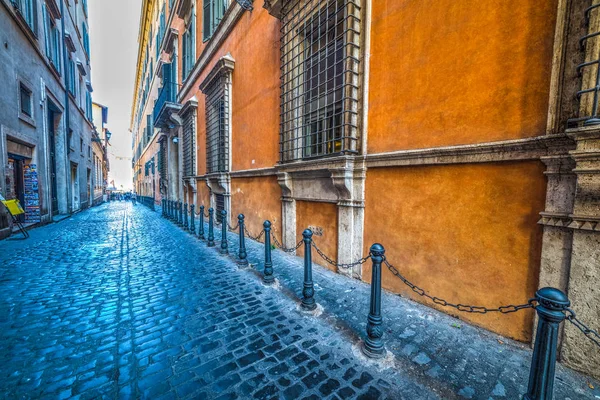 Rua estreita no centro de Roma — Fotografia de Stock